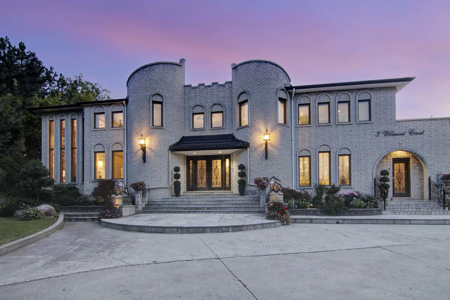 Twilight photography of a stone estate in Oakville