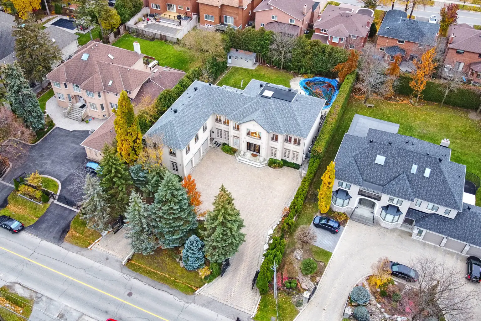 Drone photography over a Mississauga residential neighbourhood