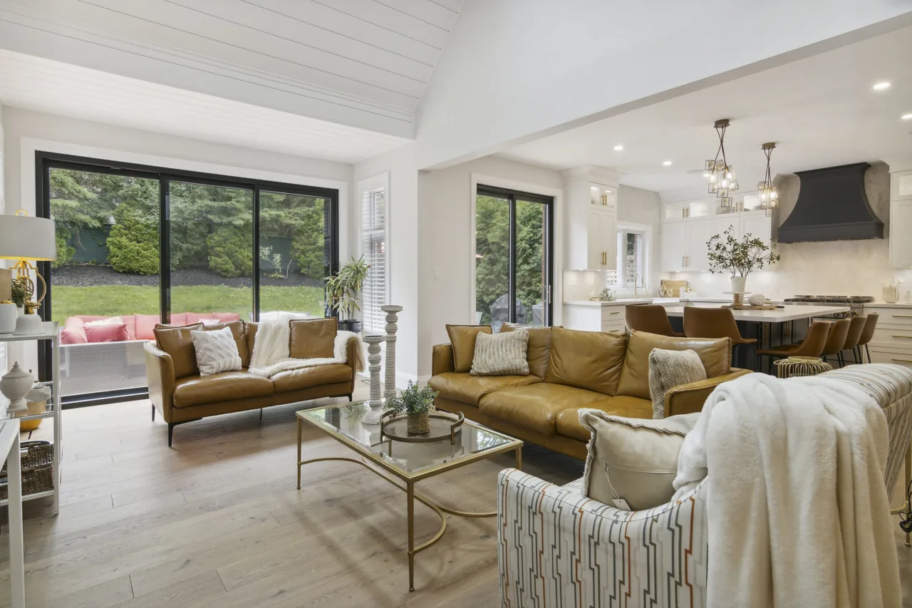 Odyssey3D photographer shooting a Oakville home